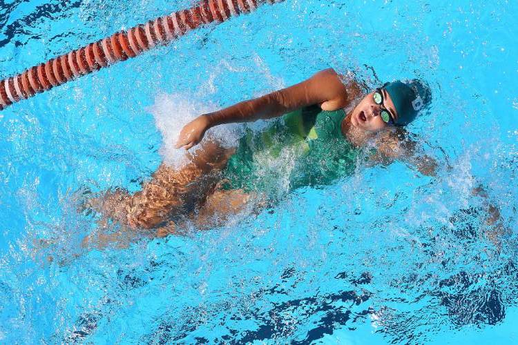 Pływaczka w jednoczęściowym stroju.